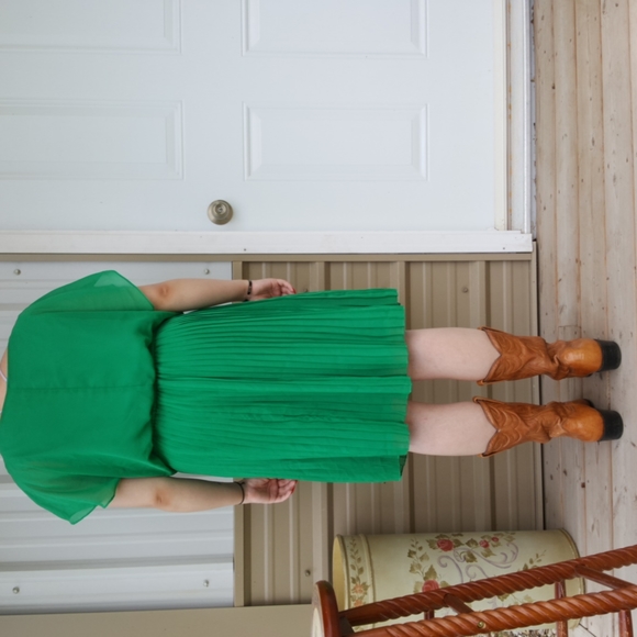 PAPER DOLL Kelly Green Pleated Midi Dress (1X) - Picture 4 of 9